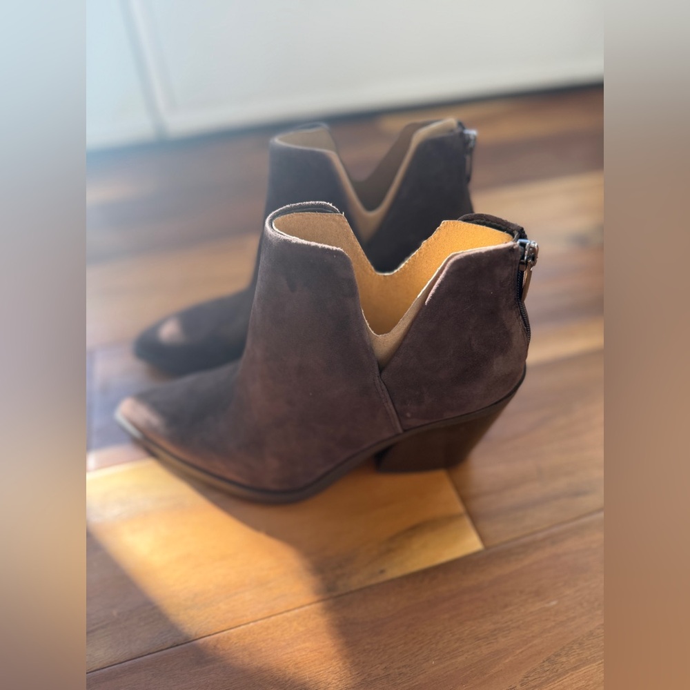 Vince Camuto Gigietta Brown Suede Western Ankle Booties NWOT Size 8 - Picture 2 of 10